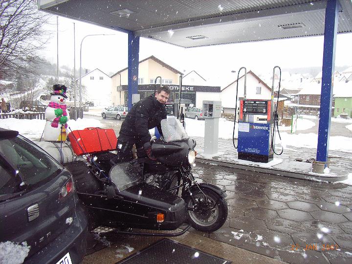 050_IMAG0047 Tankstopp: Mitten im Un-Dorf