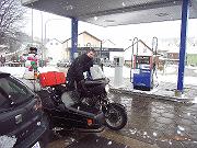 050_IMAG0047 Tankstopp: Mitten im Un-Dorf